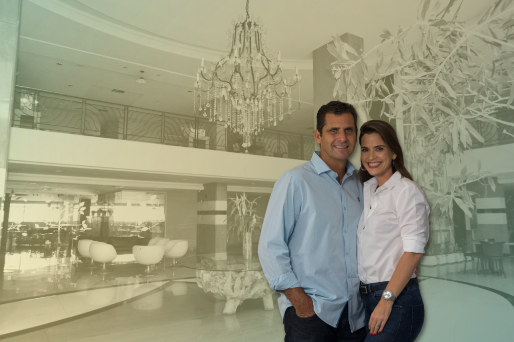 Fernando Miranda e Luciana Cardoso num salão - Grupo Terapêutico de Constelação Familiar - Terapeutas Constelar